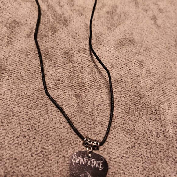 EVANESCENCE GUITAR PICK EARRINGS NECKLACE SET - Picture 2 of 2